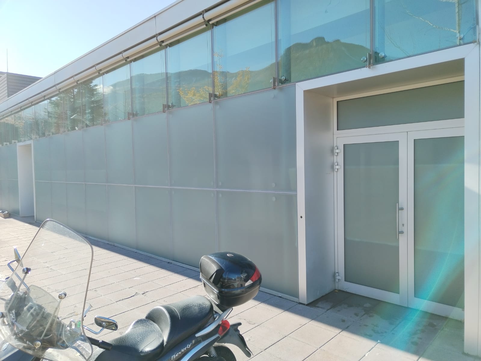 Solar Control and Safety Films for School Buildings 2. UNIVERSITA TN POVO Decorativo privavy 3M 5525